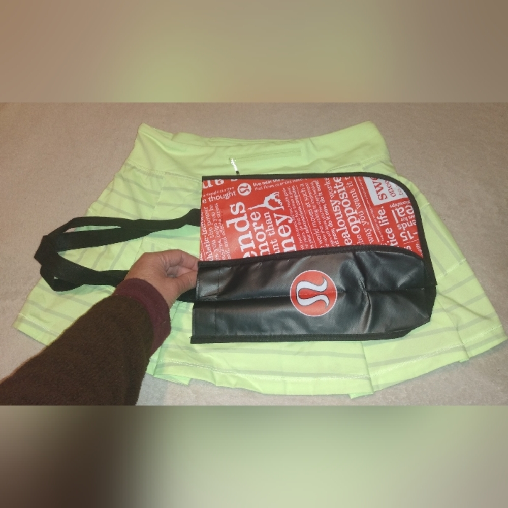 New With Tags Collectors Lululemon Athletica Women's sz 8T Skort. Comes w/Tote